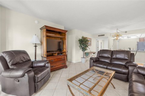 Condo in Largo, Florida, 2 bedrooms  № 2379215 - photo 6