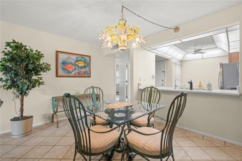 Condo in Largo, Florida, 2 bedrooms  № 2379215 - photo 10