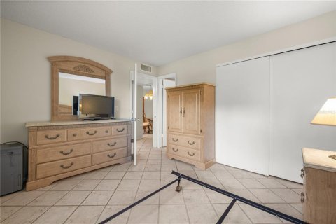 Condo in Largo, Florida, 2 bedrooms  № 2379215 - photo 23