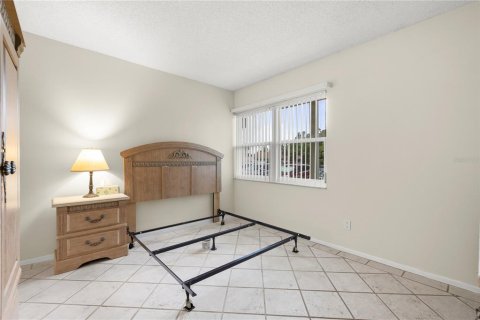 Condo in Largo, Florida, 2 bedrooms  № 2379215 - photo 21