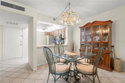 Condo in Largo, Florida, 2 bedrooms  № 2379215 - photo 9