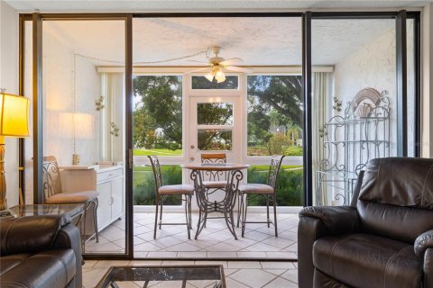 Condo in Largo, Florida, 2 bedrooms  № 2379215 - photo 2