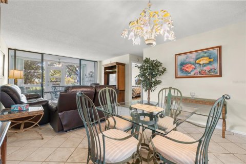 Condo in Largo, Florida, 2 bedrooms  № 2379215 - photo 8