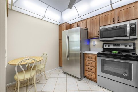 Condo in Largo, Florida, 2 bedrooms  № 2379215 - photo 13