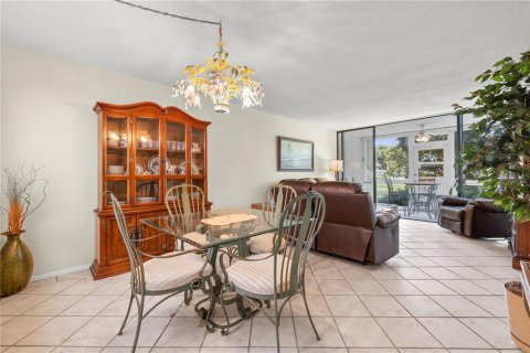 Condo in Largo, Florida, 2 bedrooms  № 2379215 - photo 7