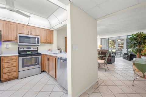 Condo in Largo, Florida, 2 bedrooms  № 2379215 - photo 11