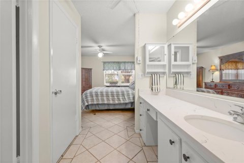 Condo in Largo, Florida, 2 bedrooms  № 2379215 - photo 17