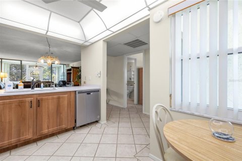 Condo in Largo, Florida, 2 bedrooms  № 2379215 - photo 12