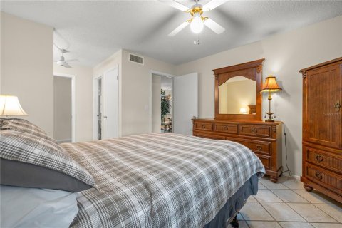 Condo in Largo, Florida, 2 bedrooms  № 2379215 - photo 16