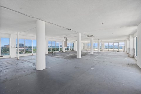 Condominio en venta en North Bay Village, Florida, 733.09 m2 № 1963015 - foto 11