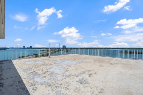 Condominio en venta en North Bay Village, Florida, 733.09 m2 № 1963015 - foto 16