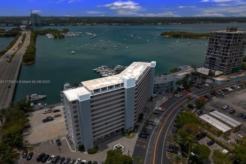 Condominio en venta en North Bay Village, Florida, 733.09 m2 № 1963015 - foto 2