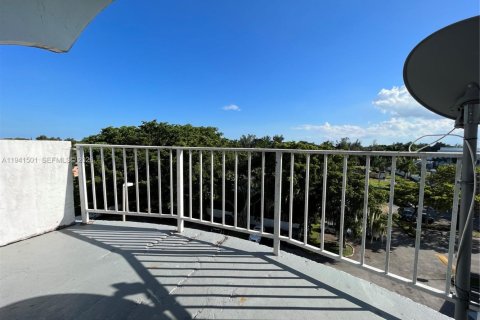 Condo in Miami, Florida, 1 bedroom  № 1998624 - photo 11