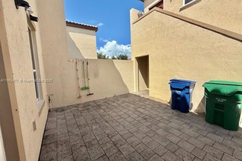 Снять в аренду таунхаус в Майами, Флорида 4 спальни, 214.79м2, № 1955584 - фото 25