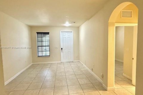 Снять в аренду таунхаус в Майами, Флорида 4 спальни, 214.79м2, № 1955584 - фото 3