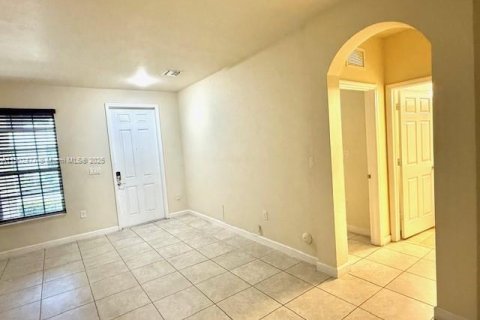 Снять в аренду таунхаус в Майами, Флорида 4 спальни, 214.79м2, № 1955584 - фото 4