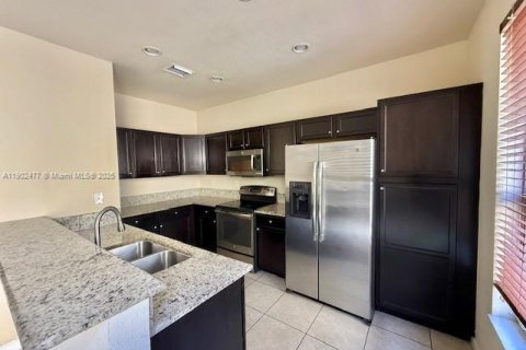 Снять в аренду таунхаус в Майами, Флорида 4 спальни, 214.79м2, № 1955584 - фото 21