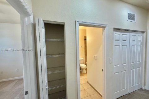 Снять в аренду таунхаус в Майами, Флорида 4 спальни, 214.79м2, № 1955584 - фото 8