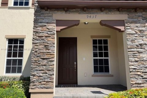 Снять в аренду таунхаус в Майами, Флорида 4 спальни, 214.79м2, № 1955584 - фото 1