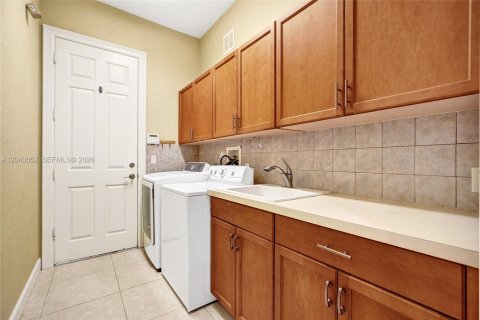 House in Boynton Beach, Florida 6 bedrooms, 421.59 sq.m. № 2181429 - photo 29