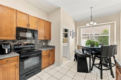 Villa ou maison à vendre à Zephyrhills, Floride: 4 chambres, 193.24 m2 № 2407159 - photo 8