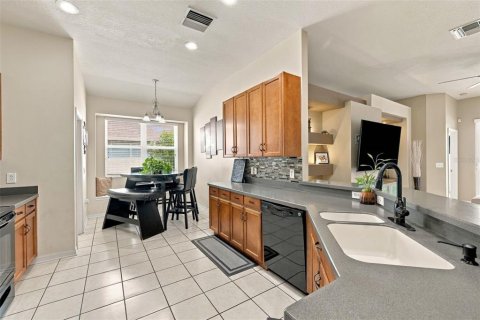 Villa ou maison à vendre à Zephyrhills, Floride: 4 chambres, 193.24 m2 № 2407159 - photo 13