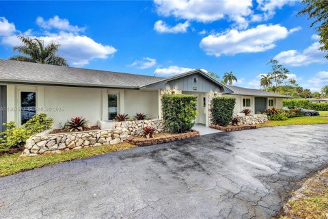 Villa ou maison à vendre à Hollywood, Floride: 6 chambres, 318.1 m2 № 2029692 - photo 2