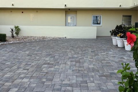 Estudio en el Condominio en Madeira Beach, Florida  № 2218070