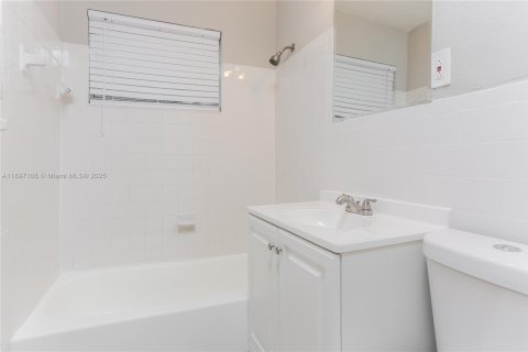 Casa en alquiler en Fort Lauderdale, Florida, 3 dormitorios, 118.64 m2 № 1948568 - foto 13