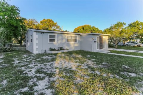 Casa en alquiler en Fort Lauderdale, Florida, 3 dormitorios, 118.64 m2 № 1948568 - foto 2