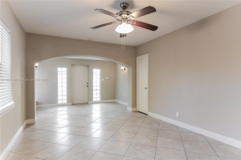 Casa en alquiler en Fort Lauderdale, Florida, 3 dormitorios, 118.64 m2 № 1948568 - foto 4