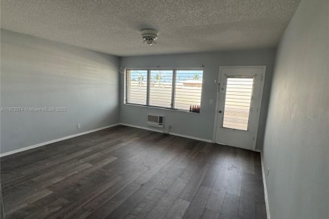 Купить кондоминиум в Халландейл-Бич, Флорида 1 спальня, 58.06м2, № 1980708 - фото 11