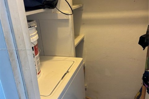 Купить кондоминиум в Халландейл-Бич, Флорида 1 спальня, 58.06м2, № 1980708 - фото 25