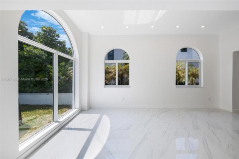 Casa en alquiler en Miami Beach, Florida, 4 dormitorios, 274.06 m2 № 2012544 - foto 21