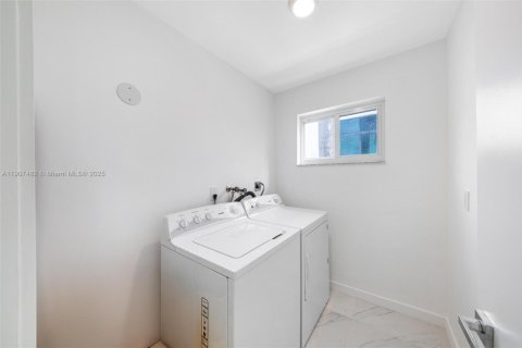 Casa en alquiler en Miami Beach, Florida, 4 dormitorios, 274.06 m2 № 2012544 - foto 30