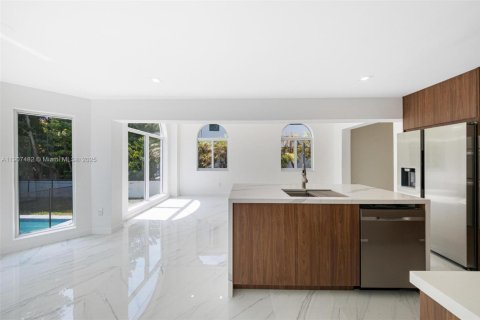 Casa en alquiler en Miami Beach, Florida, 4 dormitorios, 274.06 m2 № 2012544 - foto 3