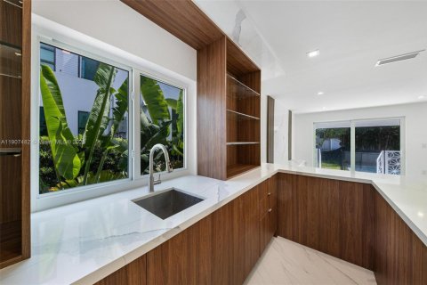 Casa en alquiler en Miami Beach, Florida, 4 dormitorios, 274.06 m2 № 2012544 - foto 20