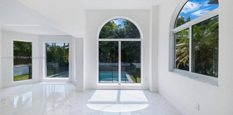 Casa en Miami Beach, Florida 4 dormitorios, 274.06 m2 № 2012544