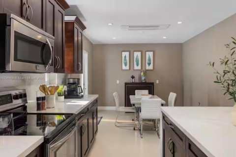 House in Biscayne Park, Florida 3 bedrooms, 247.96 sq.m. № 1477622 - photo 8