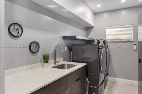 House in Biscayne Park, Florida 3 bedrooms, 247.96 sq.m. № 1477622 - photo 22