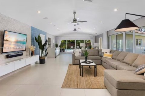 House in Biscayne Park, Florida 3 bedrooms, 247.96 sq.m. № 1477622 - photo 3