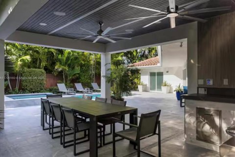 House in Biscayne Park, Florida 3 bedrooms, 247.96 sq.m. № 1477622 - photo 16