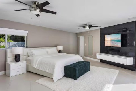 House in Biscayne Park, Florida 3 bedrooms, 247.96 sq.m. № 1477622 - photo 10