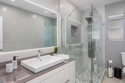 House in Biscayne Park, Florida 3 bedrooms, 247.96 sq.m. № 1477622 - photo 21