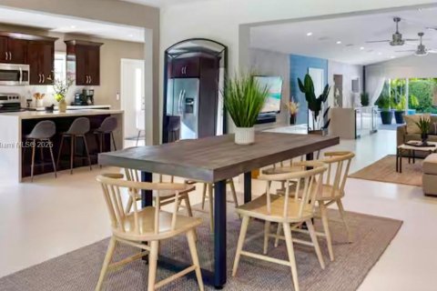 House in Biscayne Park, Florida 3 bedrooms, 247.96 sq.m. № 1477622 - photo 2