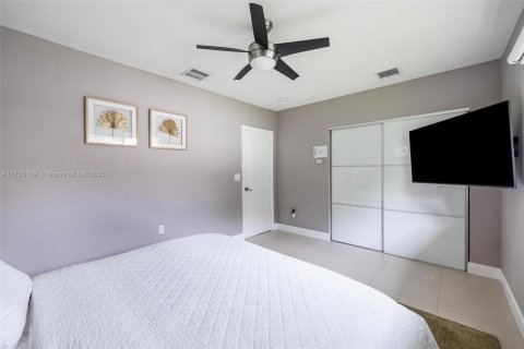 House in Biscayne Park, Florida 3 bedrooms, 247.96 sq.m. № 1477622 - photo 24