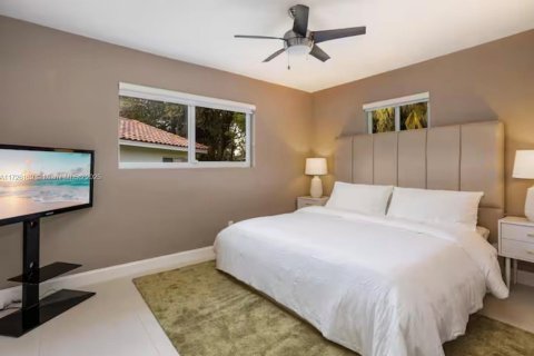 House in Biscayne Park, Florida 3 bedrooms, 247.96 sq.m. № 1477622 - photo 11