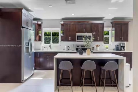 House in Biscayne Park, Florida 3 bedrooms, 247.96 sq.m. № 1477622 - photo 7