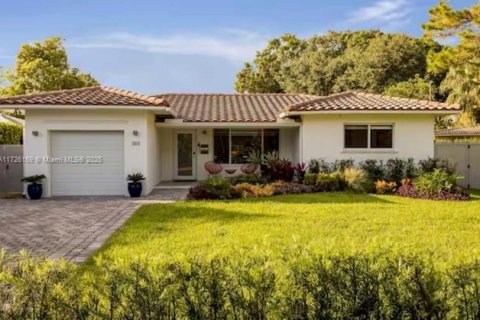 House in Biscayne Park, Florida 3 bedrooms, 247.96 sq.m. № 1477622 - photo 19