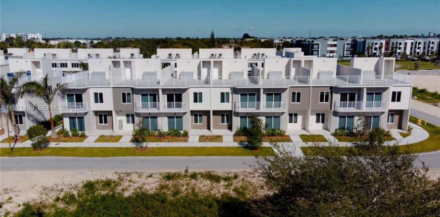 Таунхаус в Хомстед, Флорида 4 спальни, 131.74м2 № 2032016